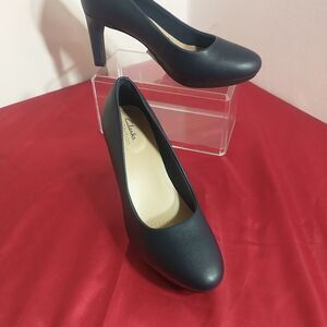 Clarks Pump Heels Womens 8.5M Blue Ambyr Joy Slip On Faux Leather Almond Toe.
